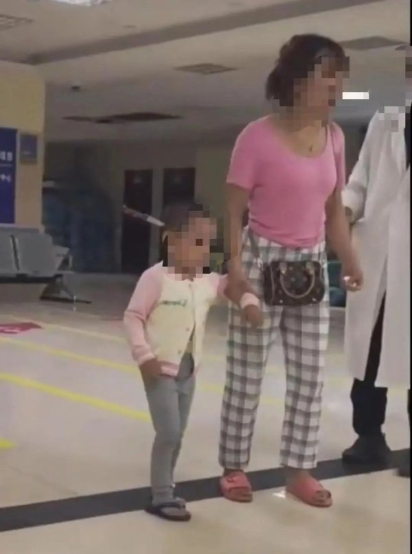 通昭配资 揪心！3岁女童“头上插刀”！暑期安全再提醒→